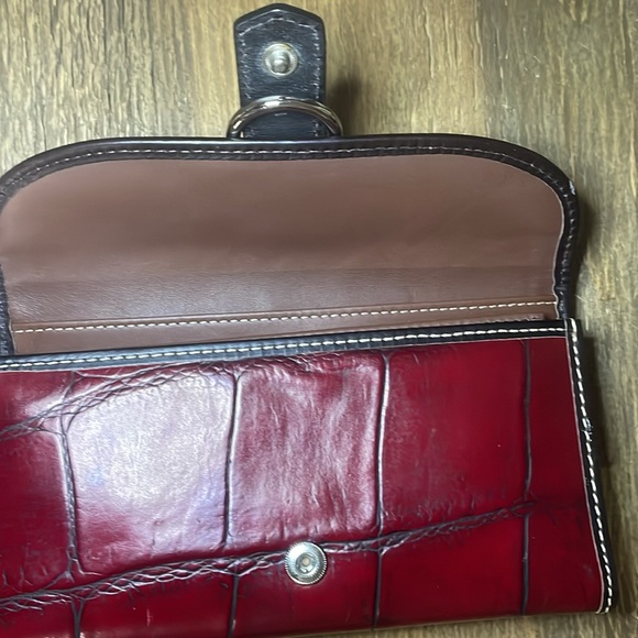 Dooney & Bourke Vintage Bordeaux Croc Embossed Leather Wallet front closure - Picture 14 of 14